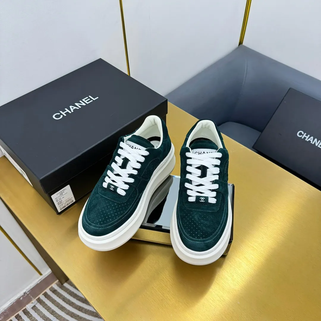 👟👟Ex-factory price 600👟👟 Upgraded version, upgraded version, upgraded version! No rebuttal accepted! ! ! ! Chanel Chanel panda shoes! 2025 counter's top casual sports shoes. This classic design; the upper is electro-embroidered with a variety of techniques; the outsole is fashionable and sporty; the unusual inclusion of a variety of color matching elements... The diversified mix and match is very good-looking and versatile, and can be used for leisure, fashion, sports, and outdoor... ꫛꫀꪝ Go➫ Materials: ❶Upper made of: original imported first-layer silk cowhide + original waterproof cloth + original first-layer cowhide ❷Inner lining: Original Yangli+Net ❸Outsole based on: Original TPU combination outsole Counter boutique packaging complete set for women 35–41 👉 👉